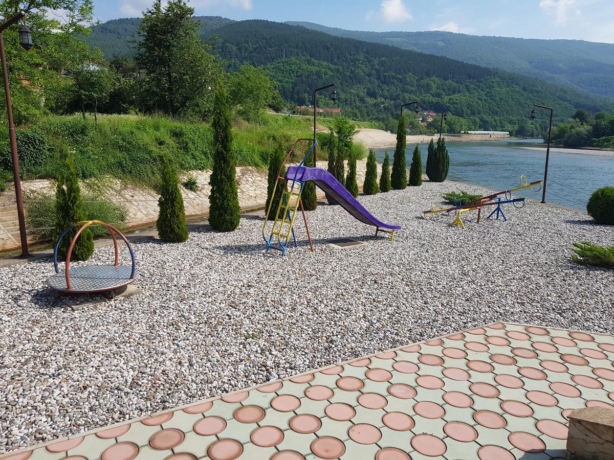Pansion Basa Hotel Ustikolina Exterior photo