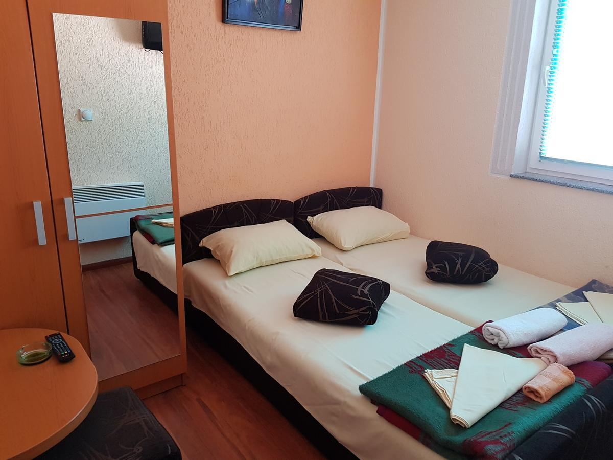 Pansion Basa Hotel Ustikolina Exterior photo